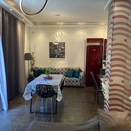 דירות אתונה Renovated Flat With Acropolis View מראה חיצוני תמונה
